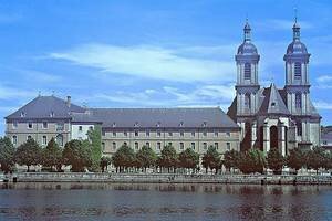 Abbaye vue depuis l'autre rive